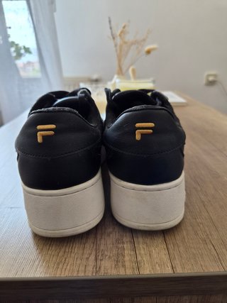 Zapatillas Fila negras plataforma doradas
