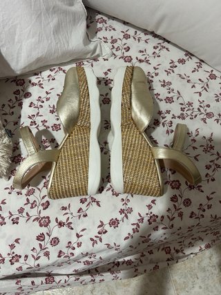 Zapatos Unisa dorados destalonados.