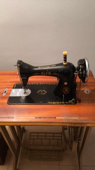 Máquina de coser Alfa antigua