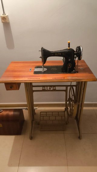 Máquina de coser Alfa antigua