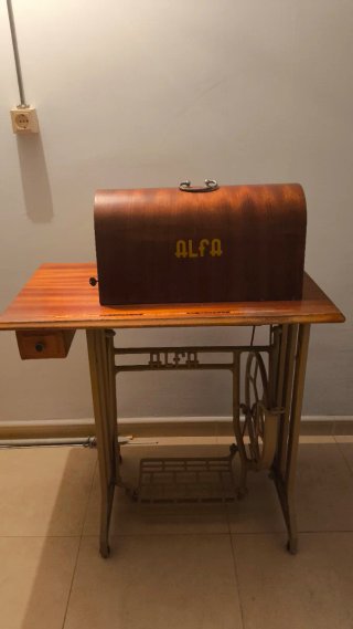 Máquina de coser Alfa antigua