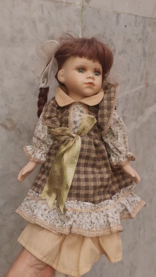 Muñeca de porcelana antigua