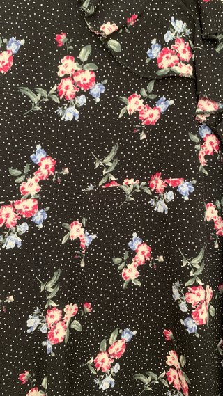 Vestido negro estampado floral rosa