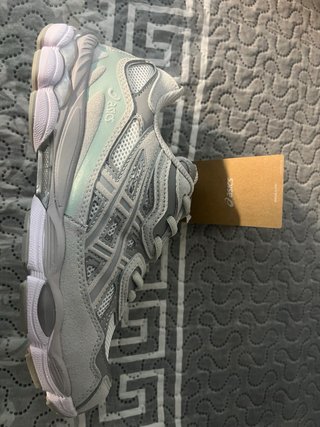 Zapatillas Asics grises y blancas
