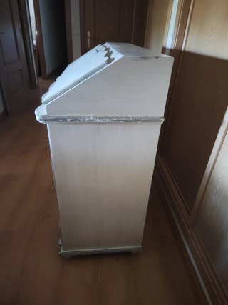 Mueble de madera blanco y marrón