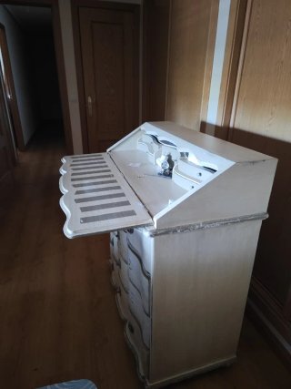 Mueble de madera blanco y marrón