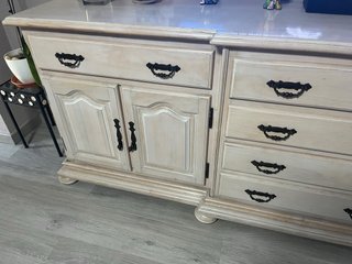 Aparador de madera beige y marrón