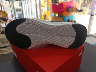 Zapatillas Puma grises y negras