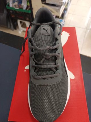 Zapatillas Puma grises y negras