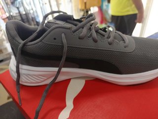 Zapatillas Puma grises y negras