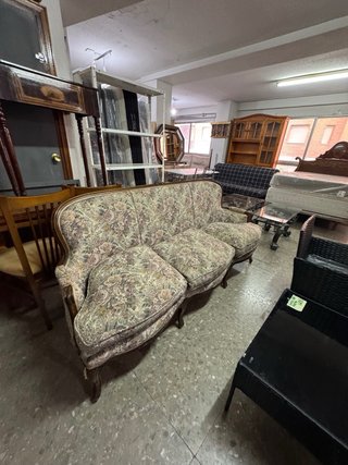 Sofá antiguo de tela y madera