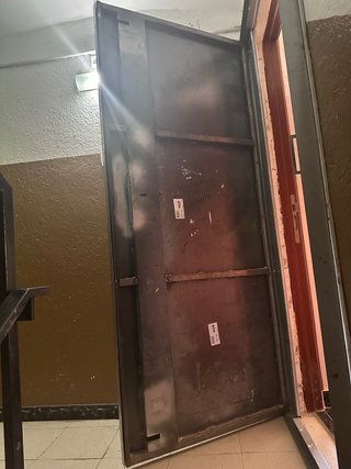 Puerta antiokupa metalica