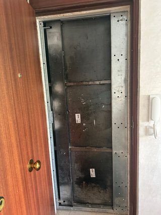 Puerta antiokupa metalica