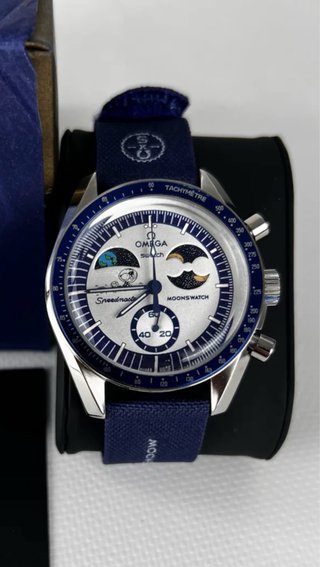Omega Moonswatch Snoopy. Caja de acero inoxidable