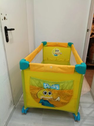 Parque infantil y minicuna bebé