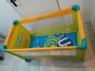 Parque infantil y minicuna bebé