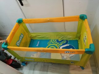 Parque infantil y minicuna bebé