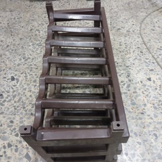 Botellero apilable de plástico marrón