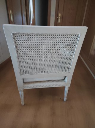 Sillón de mimbre y madera blanco