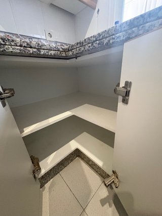 Mueble de cocina de madera y mármol