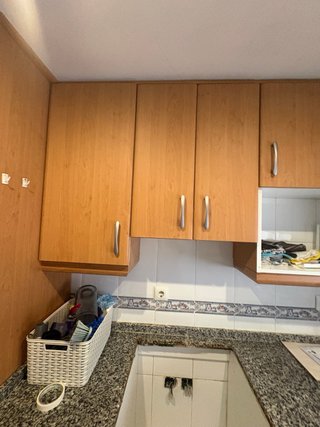 Mueble de cocina de madera y mármol