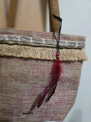 Bolso de tela con flecos y pluma