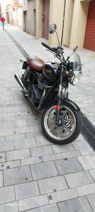Triumph Bonneville Clásica Negra