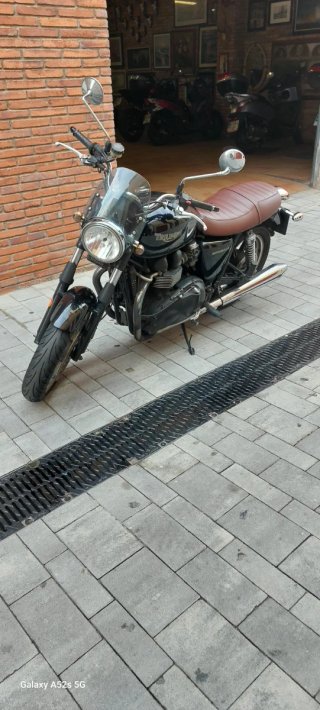 Triumph Bonneville Clásica Negra