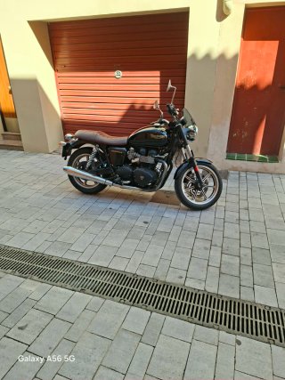 Triumph Bonneville Clásica Negra