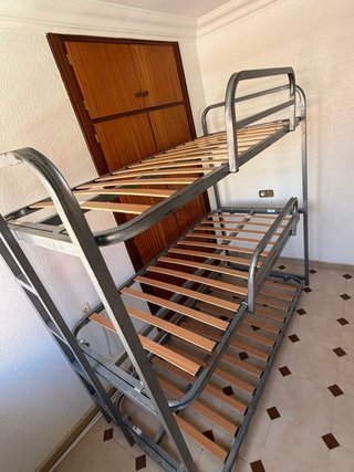 Litera triple metálica con somieres de madera