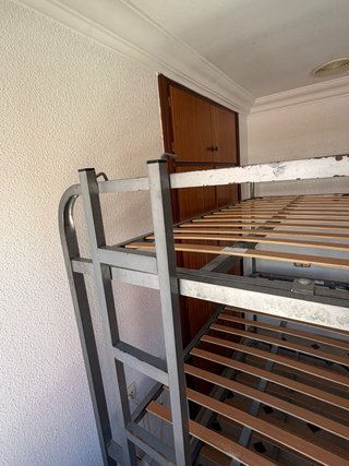 Litera triple metálica con somieres de madera