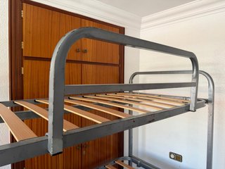 Litera triple metálica con somieres de madera