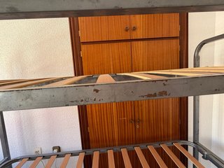 Litera triple metálica con somieres de madera
