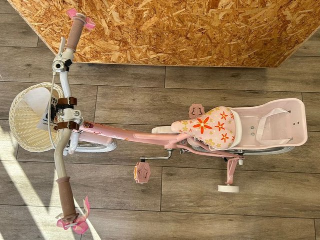 Bicicleta infantil rosa con cesta