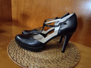 Zapatos de salón de piel negros.N41.