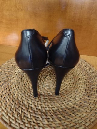 Zapatos de salón de piel negros.N41.