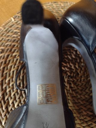 Zapatos de salón de piel negros.N41.