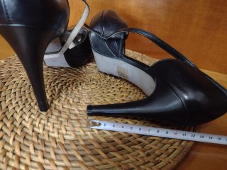 Zapatos de salón de piel negros.N41.