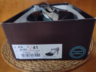 Zapatos de salón de piel negros.N41.