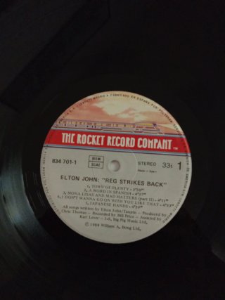 LP Elton John - Reg Strikes Back
