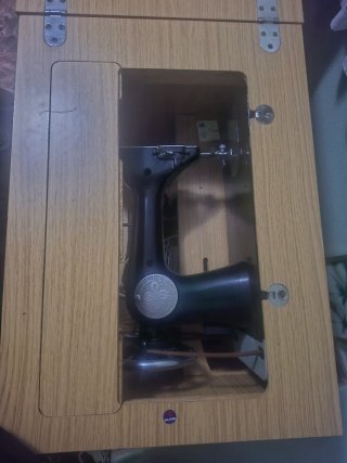 Máquina de coser Sigma en su mueble