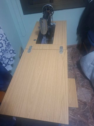 Máquina de coser Sigma en su mueble