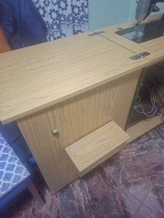 Máquina de coser Sigma en su mueble