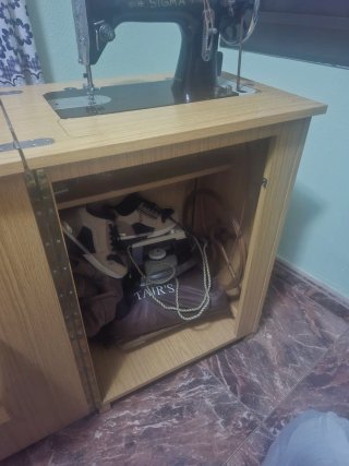 Máquina de coser Sigma en su mueble