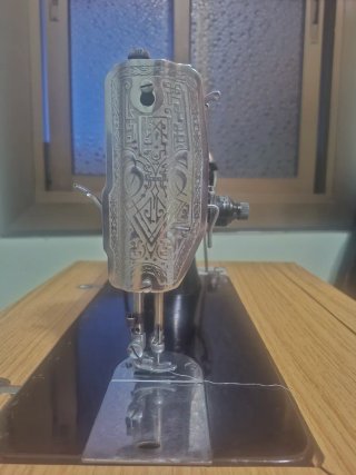 Máquina de coser Sigma en su mueble