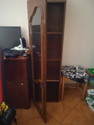 Armario de madera con puerta de cristal