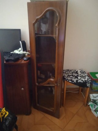 Armario de madera con puerta de cristal