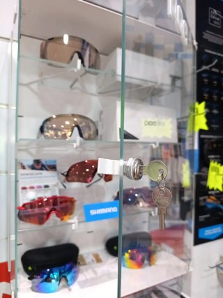 Vitrina expositor gafas POC Panel lama