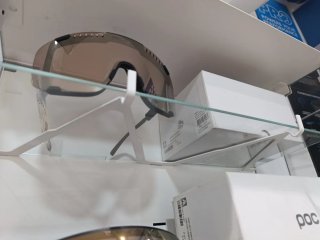 Vitrina expositor gafas POC Panel lama