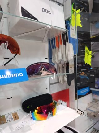 Vitrina expositor gafas POC Panel lama